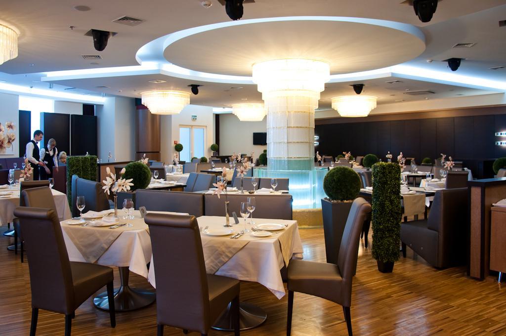 Victoria Hotel Center Doneck Restaurace fotografie